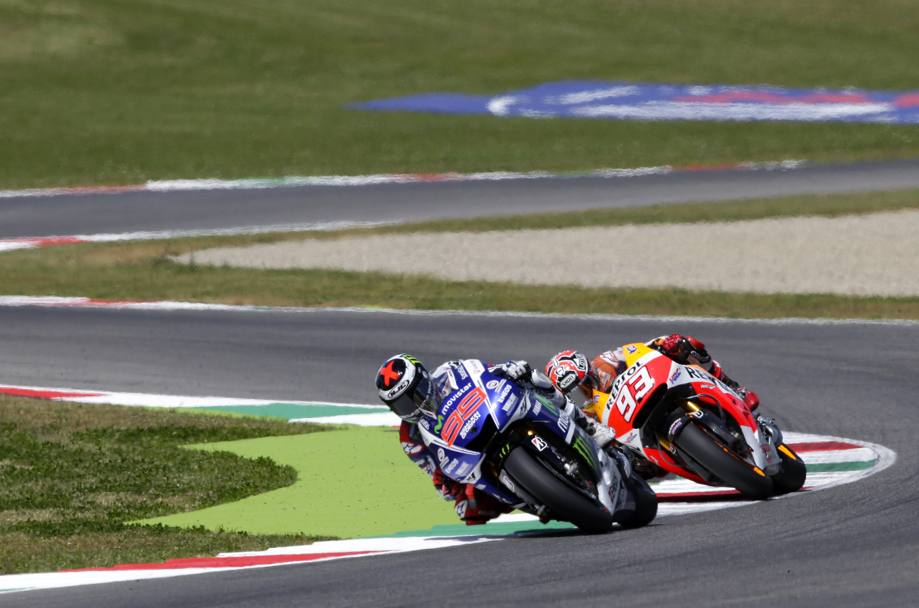 Strepitoso il duello della MotoGP tra Jorge Lorenzo e Marc Marquez, il GP d&#39;Italia ha regalato spettacolo. Ansa